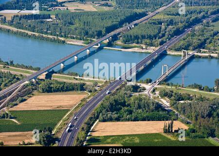 Francia Gard Roquemaure ponte di A9 e linea LGV sud-est oltre il Rodano (vista aerea) Foto Stock