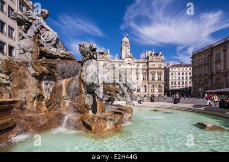 Francia Rodano Lyon sito storico elencati come patrimonio mondiale dall' UNESCO Place des Terreaux Municipio Fontana Bartholdi Foto Stock