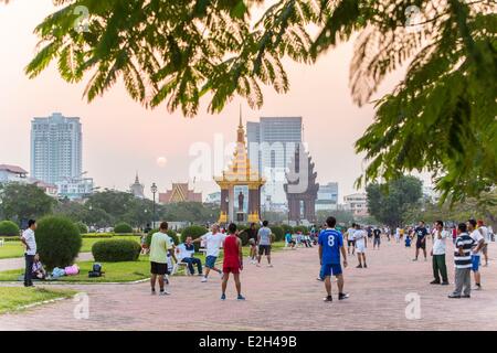 Cambogia Phnom Penh Boulevard Suramarit facendo una passeggiata nel tardo pomeriggio Foto Stock