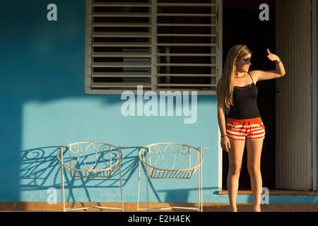 Cuba Pinar del Rio provincia Vinales Vinales Valley elencati come patrimonio mondiale dall' UNESCO donna in piedi dalla porta anteriore di una casa Foto Stock