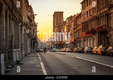 Francia Gironde Bordeaux area classificata patrimonio mondiale dall UNESCO sunrise e il ciclista a St. Croix Seguey Foto Stock