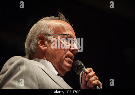 Phoenix, Arizona, Stati Uniti. 19 giugno 2014. ROBERT Varsavia, la Corte-nominato monitor del Maricopa dello sceriffo della contea di Office, parla a un municipio riunione presso la ASU scuola preparatoria a Phoenix, in Arizona Lo scorso anno, una corte federale ha constatato che MCSO, capeggiata da sceriffo J. Arpaio, era impegnata in discriminazioni razziali nella città, e nominato Varsavia per supervisionare MCSO per la conformità a nome dei tribunali. Parte di conformità prevede incontri comunitari, ospitato dalla speciale monitor. © sarà Seberger/ZUMAPRESS.com/Alamy Live News Foto Stock