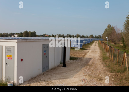 Solare fotovoltaico stazione di alimentazione Foto Stock