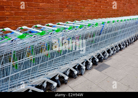 Una fila di Asda trollies England Regno Unito Foto Stock