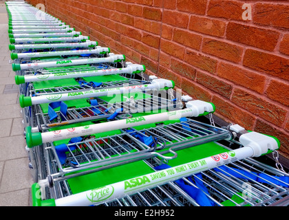 Una fila di Asda trollies England Regno Unito Foto Stock