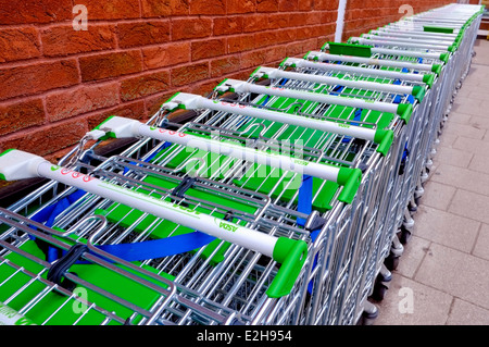 Una fila di Asda trollies England Regno Unito Foto Stock