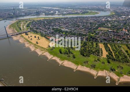 Vista aerea, sradicati alberi fra Oberkassel Ponte e ponte Rheinkniebrücke sulle rive del Reno, storm danni causati Foto Stock