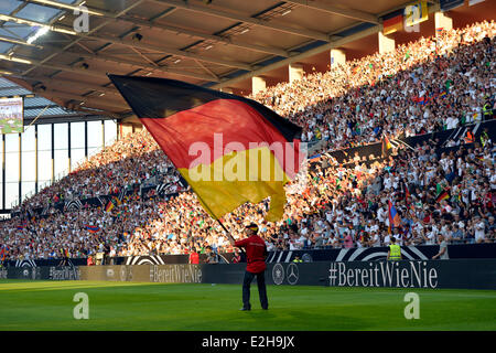 Flag-waver, bandiera della Germania, stato d'animo di fronte alla distanza ventole, match Germania vs. Armenia, Coface Arena, Mainz Foto Stock