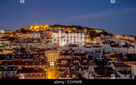 Vista dall'Elevador de Santa Justa, Elevador de Santa Justa, attraverso il centro storico di São Jorge castello, ora blu, crepuscolo Foto Stock