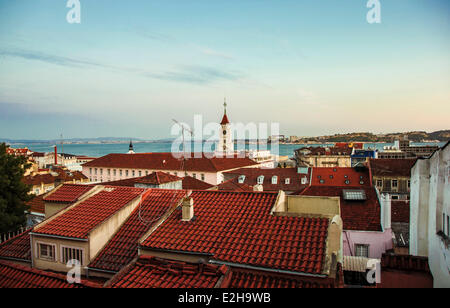 Vista del fiume Tago sui tetti, Bairro Alto, Lisbona, Portogallo Foto Stock