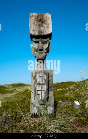 Figura in legno nelle dune, Rantum, Sylt, Schleswig-Holstein, Germania Foto Stock