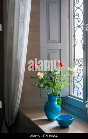 Rose in un vaso blu Al Ksar Riad Anika a Marrakech, Marocco, Africa del Nord. Foto Stock