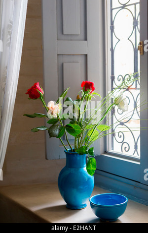 Rose in un vaso blu Al Ksar Riad Anika a Marrakech, Marocco, Africa del Nord. Foto Stock