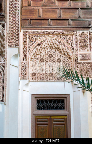 Dettaglio dell'intonaco decorativo a El Bahia Palace a Marrakech, Marocco, Africa del Nord. Foto Stock