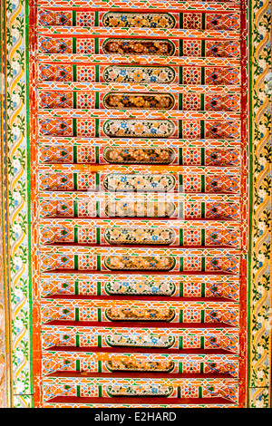 Dettaglio del dipinto di legno di cedro soffitto a El Bahia Palace a Marrakech, Marocco, Africa del Nord. Foto Stock