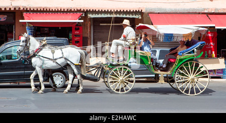 Carrozze trainate da cavalli sono un popolare modalità di trasporto per i visitatori di Marrakech in Marocco, Africa del Nord. Foto Stock