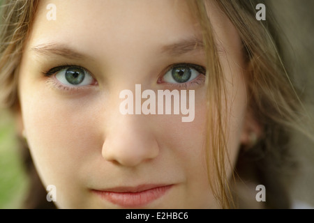 Close up ritratto di felice teen girl, soleggiata foto Foto Stock