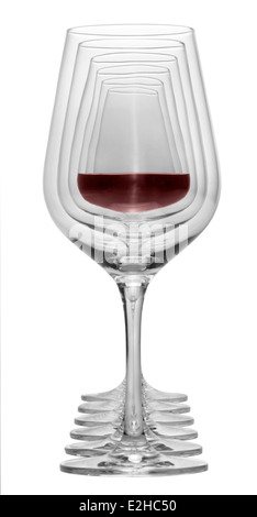 Alcuni bicchieri di vino in piedi consecutivi in una fila nel retro bianco, uno parzialmente riempito con un bicchiere di vino rosso Foto Stock