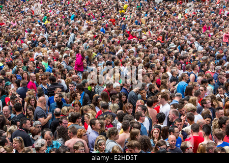 La folla, molte persone in spazi ristretti, ad un festival, Foto Stock