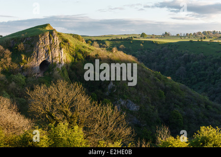 Il Thor's Cave, valle del collettore, il Parco Nazionale di Peak District, Staffordshire Foto Stock