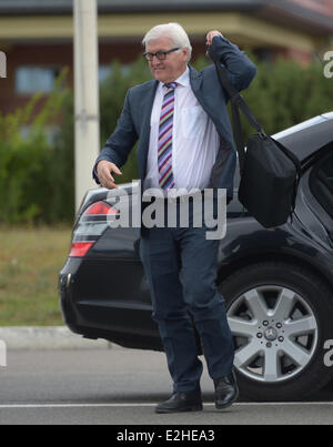 Berlino, Germania. Xx Giugno, 2014. Il Ministro degli esteri tedesco Frank-Walter Steinmeier visto prima il suo volo per la Turchia all'aeroporto Tegel di Berlino, Germania, 20 giugno 2014. Foto: RAINER JENSEN/dpa/Alamy Live News Foto Stock