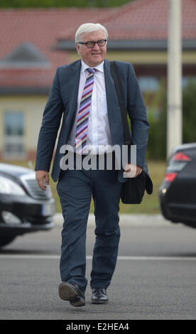 Berlino, Germania. Xx Giugno, 2014. Il Ministro degli esteri tedesco Frank-Walter Steinmeier visto prima il suo volo per la Turchia all'aeroporto Tegel di Berlino, Germania, 20 giugno 2014. Foto: RAINER JENSEN/dpa/Alamy Live News Foto Stock