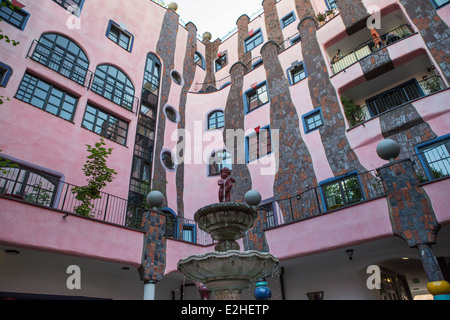 L'edificio di Hunderwasser cittadella verde, cortile con fontana a Magdeburgo (Germania Foto Stock