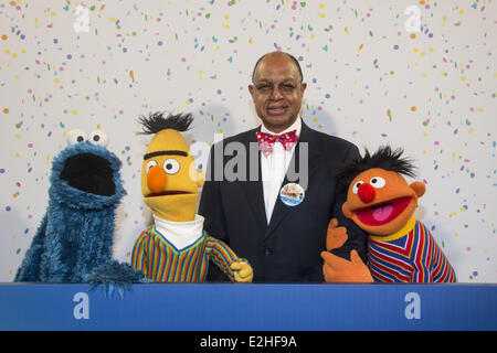 Kruemelmonster aka Cookie Monster, Bert, Melvin Ming, Erni festeggia il quarantesimo anniversario di Sesame Street Sesamstrasse a NDR studios. Dove: Amburgo, Germania Quando: 07 Gen 2013 Foto Stock