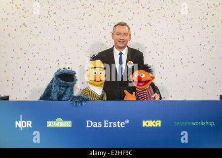 Kruemelmonster aka Cookie Monster, Bert, Lutz Marmor, Erni festeggia il quarantesimo anniversario di Sesame Street Sesamstrasse a NDR studios. Dove: Amburgo, Germania Quando: 07 Gen 2013 Foto Stock