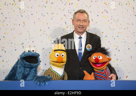 Kruemelmonster aka Cookie Monster, Bert, Lutz Marmor, Erni festeggia il quarantesimo anniversario di Sesame Street Sesamstrasse a NDR studios. Dove: Amburgo, Germania Quando: 07 Gen 2013 Foto Stock