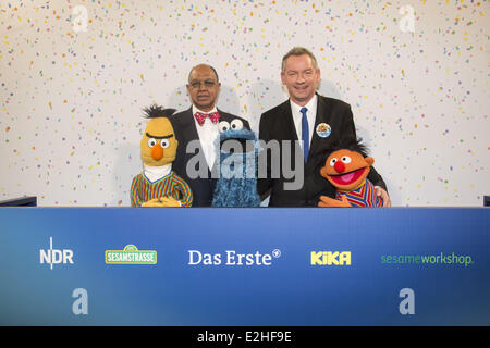 Bert, Kruemelmonster aka Cookie Monster, Melvin Ming, Lutz Marmor e Erni festeggia il quarantesimo anniversario di Sesame Street Sesamstrasse a NDR studios. Dove: Amburgo, Germania Quando: 07 Gen 2013 Foto Stock