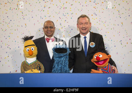 Bert, Kruemelmonster aka Cookie Monster, Melvin Ming, Lutz Marmor e Erni festeggia il quarantesimo anniversario di Sesame Street Sesamstrasse a NDR studios. Dove: Amburgo, Germania Quando: 07 Gen 2013 Foto Stock