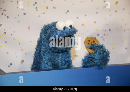 Kruemelmonster aka Cookie Monster per celebrare il quarantesimo anniversario di Sesame Street Sesamstrasse a NDR studios. Dove: Amburgo Foto Stock