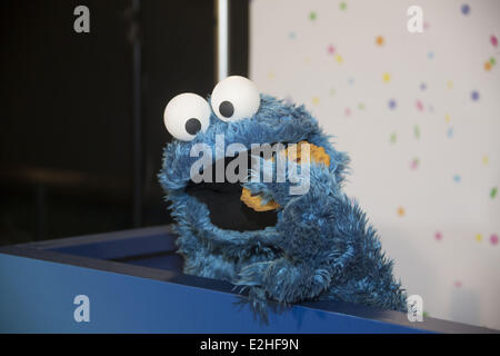 Kruemelmonster aka Cookie Monster per celebrare il quarantesimo anniversario di Sesame Street Sesamstrasse a NDR studios. Dove: Amburgo Foto Stock