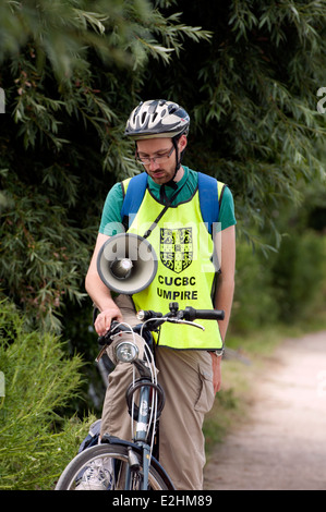 Cambridge può dossi, Alzaia arbitro su una bicicletta con un megafono Foto Stock