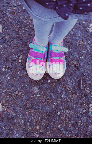 Ragazza indossando variopinti sneakers, sezione bassa Foto Stock