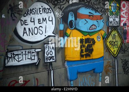 Sao Paulo, Brasile. Il 15 giugno, 2014. Un anti graffity worldcup in Sao Paulo street il 17 giugno 2014. © Gili Yaari/NurPhoto/ZUMAPRESS.com/Alamy Live News Foto Stock