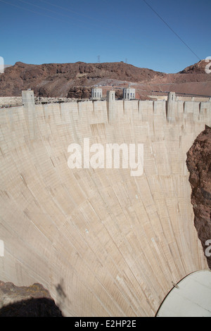 Hoover Dam Situato nel Black Canyon del Fiume Colorado tra Arizona e Nevada linea di confine STATI UNITI D'AMERICA. Foto Stock