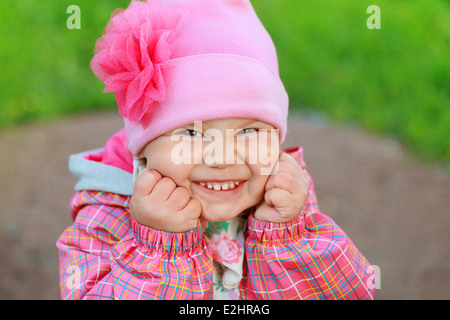 Divertente ridere Caucasian Baby girl in rosa Foto Stock