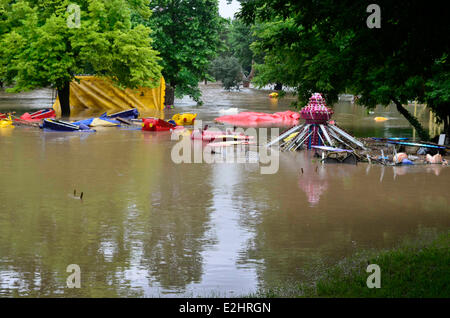 Dobrich, Bulgaria. Xx Giugno, 2014. Un parco è immerso in acqua di inondazione in seguito a forti inondazioni in Dobrich, Bulgaria, 20 giugno 2014. Almeno 10 persone sono state uccise e tre rimangono mancante dopo il diluvio-innescato inondazioni ha colpito due città nella parte orientale della Bulgaria per tutta la notte, il ministro degli Interni Tsvetlin Yovchev detto venerdì. Credito: Xinhua/Alamy Live News Foto Stock