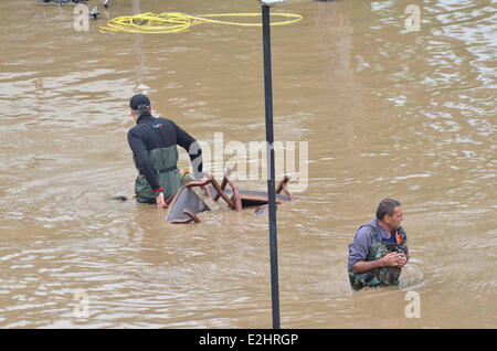 Dobrich, Bulgaria. Xx Giugno, 2014. Un residente cerca elementi riutilizzabili in acqua di inondazione in seguito a forti inondazioni in Dobrich, Bulgaria, 20 giugno 2014. Almeno 10 persone sono state uccise e tre rimangono mancante dopo il diluvio-innescato inondazioni ha colpito due città nella parte orientale della Bulgaria per tutta la notte, il ministro degli Interni Tsvetlin Yovchev detto venerdì. Credito: Xinhua/Alamy Live News Foto Stock