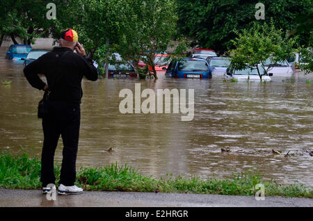 Dobrich, Bulgaria. Xx Giugno, 2014. Un residente guarda a autovetture immerso in acqua di inondazione in seguito a forti inondazioni in Dobrich, Bulgaria, 20 giugno 2014. Almeno 10 persone sono state uccise e tre rimangono mancante dopo il diluvio-innescato inondazioni ha colpito due città nella parte orientale della Bulgaria per tutta la notte, il ministro degli Interni Tsvetlin Yovchev detto venerdì. Credito: Xinhua/Alamy Live News Foto Stock