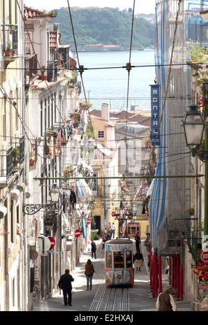 La funicolare sulla Rua da Bica, Lisbona, Portogallo Foto Stock