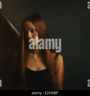 Donna con capelli lunghi, guardando lontano purtroppo, ritratto Foto Stock