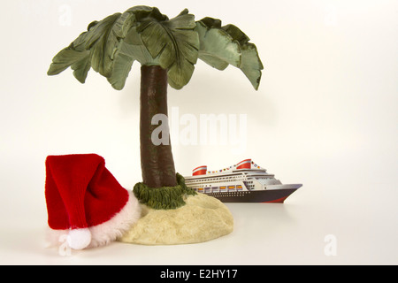 Crociera Natalizia concetto utilizzando Palm tree, rosso santa calza il cappello e la nave di crociera Foto Stock