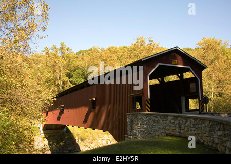 Colemanville ponte coperto in Pennsylvania olandese campagna di Lancaster County circondato dalla caduta delle foglie. Foto Stock