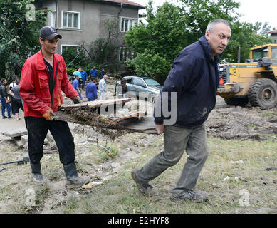 Varna, Bulgaria. Xx Giugno, 2014. Residenti pulizia dopo un allagamento pesanti nel Mar Nero Porto di Varna, Bulgaria, 20 giugno 2014. Almeno 10 persone sono state uccise e tre rimangono mancante dopo il diluvio-innescato inondazioni ha colpito due città nella parte orientale della Bulgaria per tutta la notte, il ministro degli Interni Tsvetlin Yovchev detto venerdì. Credito: BTA/Xinhua Foto Stock