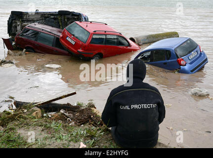 Varna, Bulgaria. Xx Giugno, 2014. Un residente guarda a autovetture immerso in acqua di inondazione in seguito a forti inondazioni nel Mar Nero Porto di Varna, Bulgaria, 20 giugno 2014. Almeno 10 persone sono state uccise e tre rimangono mancante dopo il diluvio-innescato inondazioni ha colpito due città nella parte orientale della Bulgaria per tutta la notte, il ministro degli Interni Tsvetlin Yovchev detto venerdì. Credito: BTA/Xinhua Foto Stock