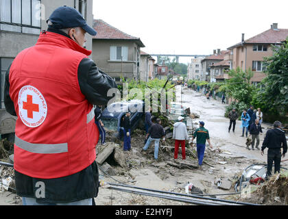 Varna, Bulgaria. Xx Giugno, 2014. Residenti pulizia dopo un allagamento pesanti nel Mar Nero Porto di Varna, Bulgaria, 20 giugno 2014. Almeno 10 persone sono state uccise e tre rimangono mancante dopo il diluvio-innescato inondazioni ha colpito due città nella parte orientale della Bulgaria per tutta la notte, il ministro degli Interni Tsvetlin Yovchev detto venerdì. Credito: BTA/Xinhua Foto Stock