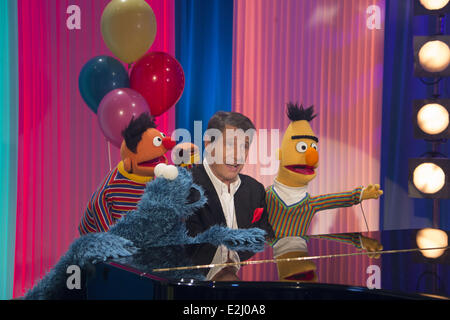 Udo Jürgens, Ernie & Bert, Cookie Monster, registrando un nuovo episodio della serie televisiva Sesamstrasse allo Studio Hamburg. Dove: Amburgo, Foto Stock